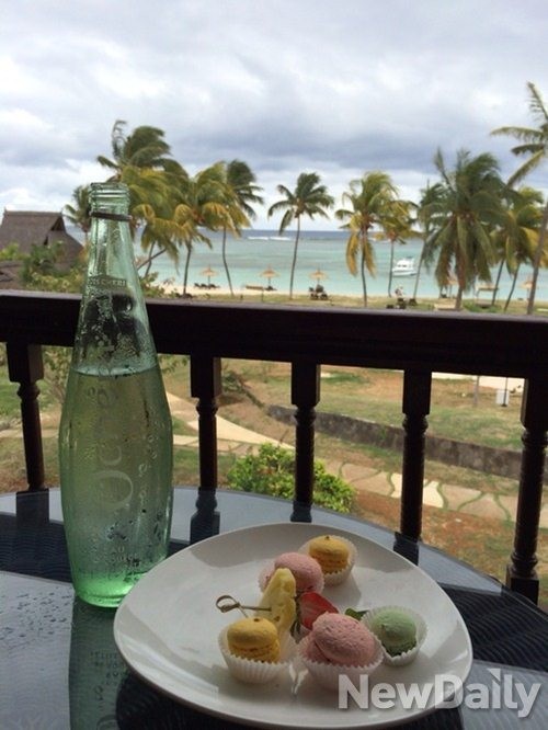 ▲ 모리셔스 소피텔 임페리얼 리조트의 방에서 본 해변 전경.