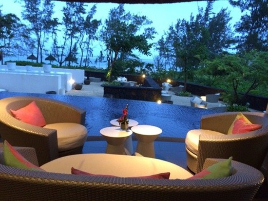 ▲ 해변이 바라다 보이는 소피텔 쏘 모리셔스의 멋진 바.