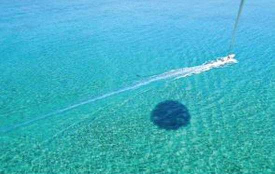 ▲ 모리셔스 섬은 초보자도 패러슈팅, 낚시, 스쿠버 다이빙 등 해양스포츠 체험이 손쉬운 휴양지다.