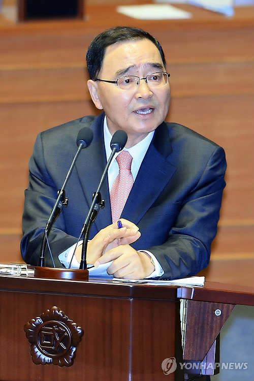 ▲ 정홍원 국무총리가 25일 오전 국회 본회의장에서 열린 교육ㆍ사회ㆍ문화에 관한 대정부 질문에서 의원들의 질문에 답하고 있다.ⓒ연합뉴스