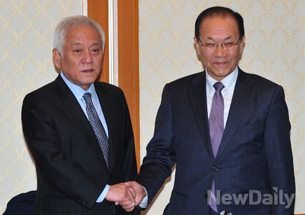 ▲ 새누리당 황우여 대표와 민주당 김한길 대표가 25일 오후 국회 귀빈식당에서 국회 정상화를 위한 여야 대표회담에 앞서 악수를 하고 있다.ⓒ이종현 기자