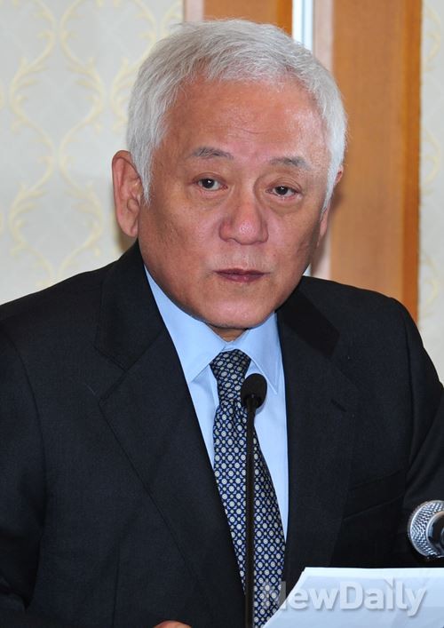 ▲ 민주당 김한길 대표가 25일 오후 국회 귀빈식당에서 여야 대표회담을 갖고 민주당의 입장을 밝히고 있다.ⓒ이종현 기자