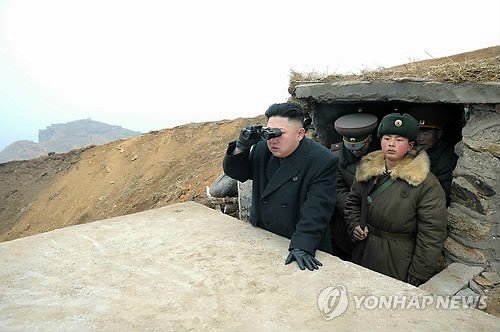 ▲ 북한 김정은이 연평도 포격 부대를 시찰하고 있는 모습. ⓒ연합뉴스
