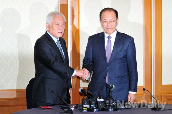 ▲ 황우여 새누리당 대표(오른쪽)와 김한길 민주당 대표가 25일 국회 귀빈식당에서 국회정상화를 위한 회담에 앞서 악수하고 있다. ⓒ이종현 기자