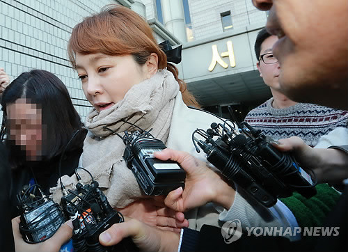 ▲ 프로포폴 불법투약 혐의로 기소된 배우 이승연이 25일 오후 서초동 서울중앙지방법원에서 선고공판을 마친 후 법정을 빠져나가고 있다.  [사진 =연합뉴스]