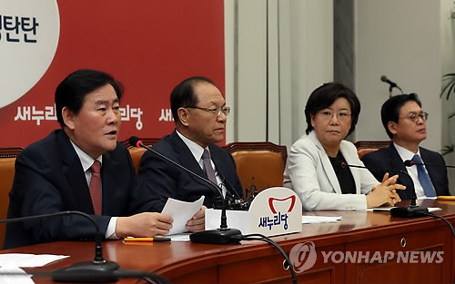 ▲ 최경환 새누리당 원내대표(왼쪽)가 25일 오전 국회 당대표실에서 열린 최고위원회의에서 모두발언을 하고 있다.ⓒ연합뉴스