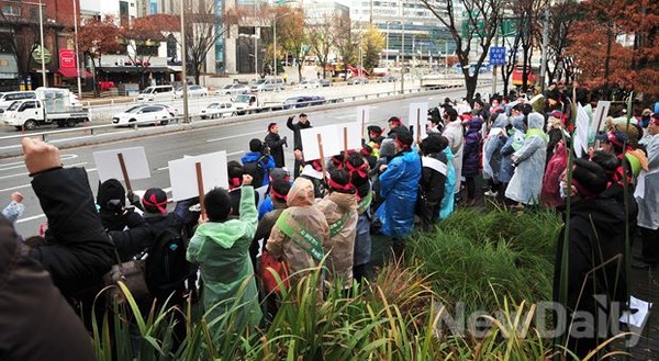 ▲ 아우디센터 강남을 반대하는 내곡지구 입주예정자들이 25일 오후 3시 서초구청 앞에서 기자회견을 열었다ⓒ이미화