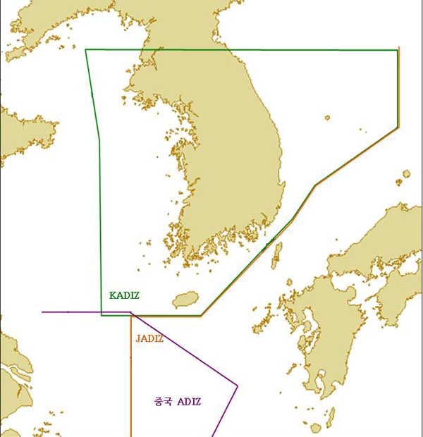 ▲ 한중일의 방공식별구역 지도. KADIZ는 한국, JADIZ는 일본, ADIZ는 중국의 방공식별구역이다.