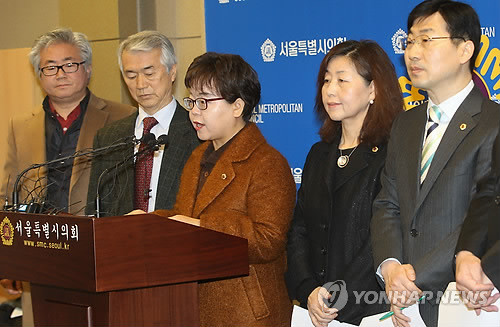 ▲ 지난해 1월 9일 학생인권조례 재의 요구와 관련돼 이대영 당시 서울시교육감 권한대행의 사퇴를 요구하는 기자회견에 참석한 최홍이(왼쪽에서 두번째), 김형태(오른쪽 끝) 교육의원.ⓒ 연합뉴스