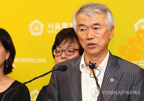 ▲ 지난해 8월 6일  교과부의 교권조례 무효소송 방침을 비판하고 있는 최홍이 교육위원장.ⓒ 연합뉴스