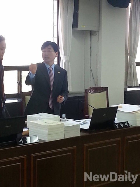 ▲ 19일 열린 서울시교육청에 대한 행정사무감사에서 서울시교육청의 자료거부에 격렬하게 항의하는 김형태 교육의원.ⓒ 뉴데일리 윤희성 기자