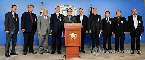 ▲ 한국기독교총연합회 대표회장인 홍재철 목사(가운데)가 26일 오전 국회 정론관에서 기자회견을 열고 "천주교 정의구현사제단의 시국미사에서 나온 '대통령 사퇴'나 '북한군 연평도 포격 정당성'의 발언은 대한민국 국민으로서 경악을 금치 못할 말이며 지탄받을 수 밖에 없는 행동"이라고 밝히며 정의구현사제단 해체를 촉구하고 있다.ⓒ연합뉴스