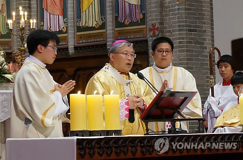 ▲ 천주교 서울대교구장 염수정 대주교가 24일 정오 명동대성당에서 신앙의 해 폐막미사를 집전하고 있다.  염 대주교는 이날 강론을 통해 "평신도 그리스도인의 정치 참여는 일종의 의무이지만 사제의 직접적인 정치 참여는 잘못된 일"이라고 언급했다고 서울대교구측은 밝혔다.ⓒ연합뉴스