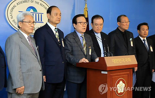 ▲ 한국기독교총연합회 대표회장인 홍재철 목사(가운데)가 26일 오전 국회 정론관에서 기자회견을 열고 "천주교 정의구현사제단의 시국미사에서 나온 '대통령 사퇴'나 '북한군 연평도 포격 정당성'의 발언은 대한민국 국민으로서 경악을 금치 못할 말이며 지탄받을 수 밖에 없는 행동"이라고 밝히며 정의구현사제단 해체를 촉구하고 있다.ⓒ연합뉴스
