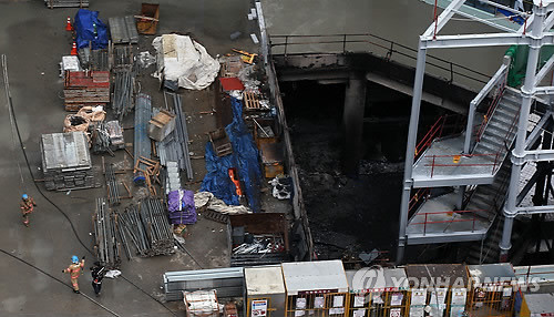 ▲ 26일 오후 화재가 발생한 서울 구로동 디지털단지 내 상업단지 신축공사장 현장이 검게 그을려 있다.ⓒ 연합뉴스