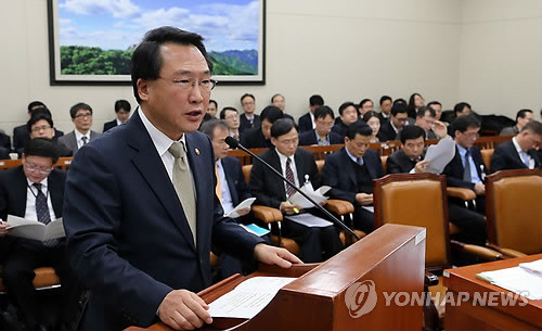 ▲ 방하남 고용노동부 장관이 27일 국회에서 열린 환경노동위원회 전체회의에서 제안설명을 하고 있다. ⓒ연합뉴스