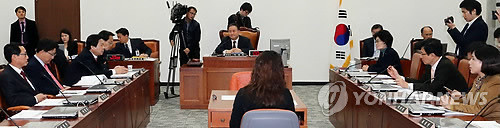 ▲ 이상민 위원장을 비롯한 국회 방송공정성특별위원들이 27일 국회에서 열린 전체회의에서 의견을 나누고 있다.ⓒ연합뉴스