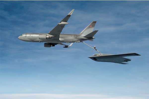 ▲ 美보잉이 내세우는 KC-767 공중급유기. B-2 스텔스 폭격기에 공중급유 중이다.