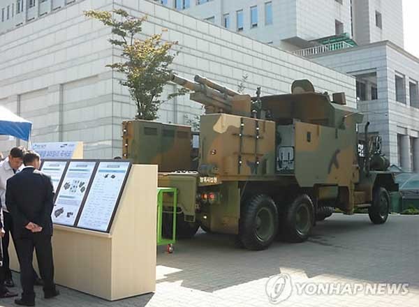 ▲ 삼성테크윈이 퇴역 중인 105mm 견인포와 이미 사용 중인 군용 5톤 트럭을 조합해 만든 105mm 자주포. 이렇게 개조하는 데 7억 원밖에 들지 않는다고 한다. 조준과 타격 모두 자동으로 가능하다. 120mm 자주포도 빠른 전력화를 위해 이렇게 만드는 건 어떨까. [사진: 연합뉴스]