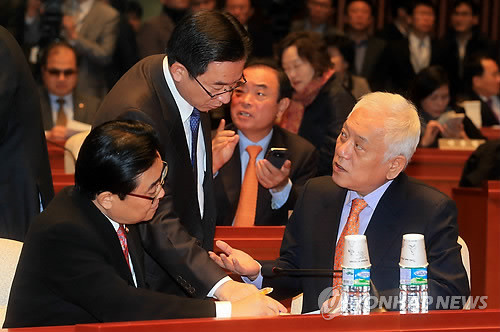 ▲ 민주당 김한길 대표가 28일 오전 국회 예결위회의장에서 열린 의원총회에서 전병헌 원내대표, 정성호 원내수석부대표와 얘기를 나누고 있다. ⓒ연합뉴스