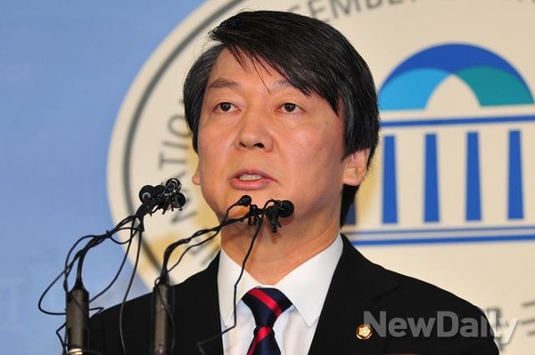 ▲ 안철수 무소속 의원이 28일 오전 국회정론관에서 기자회견을 열어 '국민과 함께하는 새정치추진위원회'를 결성, 정치세력화를 추진하겠다고 선언하고 있다.ⓒ이종현 기자