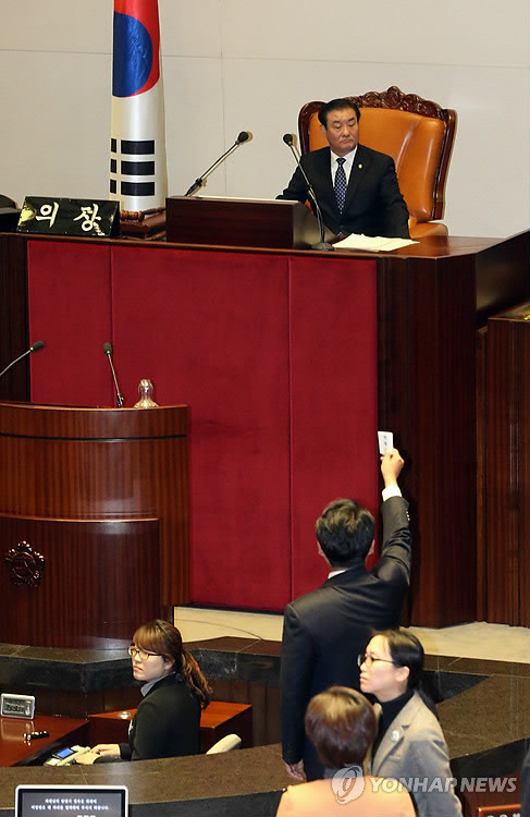 ▲ 정청래 민주당 의원이 28일 오후 국회 본회의에서 강창희 국회의장이 황찬현 감사원장 후보자 임명동의안 찬반투표의 개표를 선언하자 명패를 들고 항의하고 있다. ⓒ연합뉴스