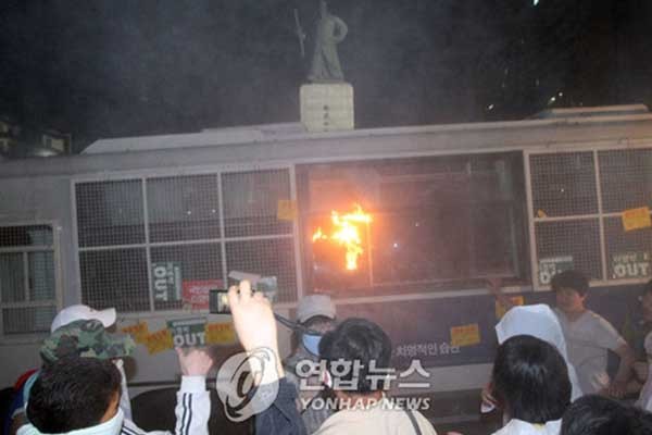 ▲ 광우병 폭동 당시 시위대가 경찰버스를 불태우고 있다. 정의구현사제단은 이들의 시위에 힘을 보태는 시국미사를 연 바 있다. [사진: 연합뉴스]