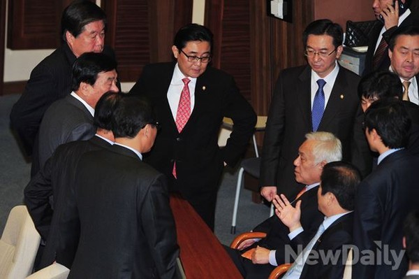 ▲ 국정운영 발목잡기에 여념 없는 민주당 의원들이 28일 오후 국회 본회의장에서 황찬현 감사원장 후보자 임명동의안이 상정되자 인상을 쓰고 있다. ⓒ이종현 기자