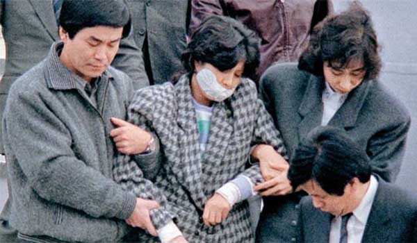 ▲ 바레인 당국에 체포된 뒤 안기부 요원들에 의해 압송되는 김현희.