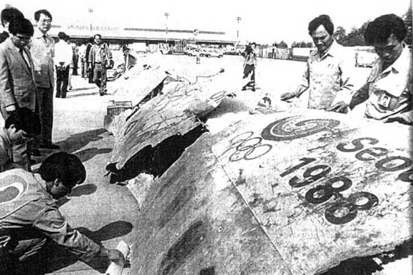 ▲ 북한 공작원 김현일-김현희에 의해 폭파된 KAL858기 잔해..