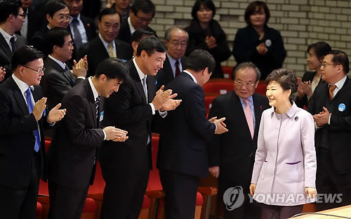 ▲ 박근혜 대통령이 29일 오전 대전 국립중앙과학관에서 열린 '대덕연구개발특구 40주년 기념행사' 에 참석, 입장하고 있다. ⓒ 연합뉴스