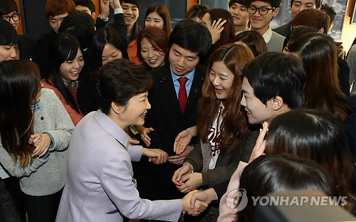 ▲ 29일 오전 대전시 유성구 한국과학기술원(KAIST)을 방문한 박근혜 대통령이 학생들과 기념촬영을 마친뒤 둘러싸여 있다. ⓒ 연합뉴스