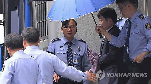 ▲ 지난달 14일 오후 내란음모 등 혐의로 구속기소된 이석기 의원이 첫 공판준비기일에 출석한 후 수원지법을 나서고 있다. ⓒ연합뉴스