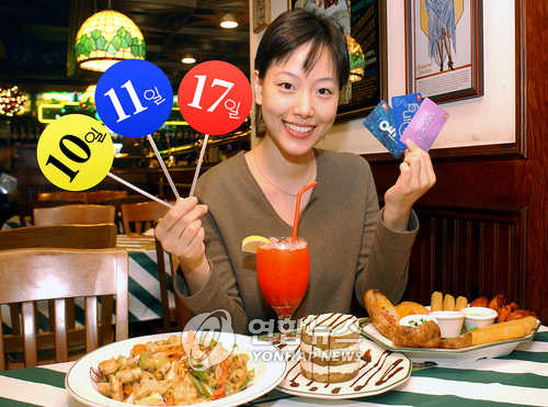 ▲ 한시적 번호이동제의 종료로, 01x 번호가 역사 속으로 사라지게 됐다. 사진은 지난 2003년 12월, 010 번호 도입을 앞두고 SK텔레콤 관계자가 010, 011, 017 번호를 연계해서 홍보하는 모습. ⓒ 연합뉴스