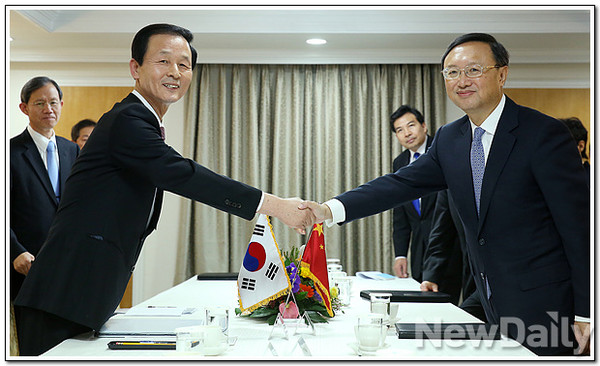 ▲ 김장수 국가안보실장이 지난달 18일 방한한 양제츠 중국 외교담당 국무위원과 한중 고위급 외교 안보 전략 대화를 갖고 악수를 나누고 있다. ⓒ  뉴데일리