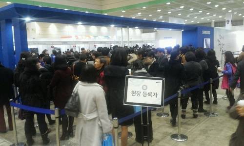▲ 26일 열린 시간선택제 박람회에서 지원자들이 삼성 그룹 현장 등록을 위해 줄을 서서 기다리고 있다. 사진=뉴데일리
