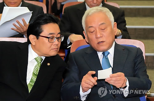 ▲ = 김한길 민주당 대표와 전병헌 원내대표가 2일 오전 국회에서 열린 정책의원총회에서 얘기를 나누고 있다.ⓒ연합뉴스