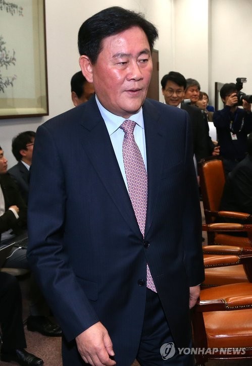 ▲ 최경환 새누리당 원내대표가 2일 오전 국회에서 열린 최고위원회의에 참석하고 있다.ⓒ연합뉴스