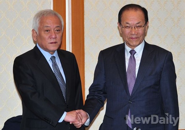 ▲ 새누리당 황우여 대표와  민주당 김한길 대표가 지난 25일 오후 여의도 국회 귀빈식당에서 만나 악수를 하고 있다.ⓒ이종현 기자