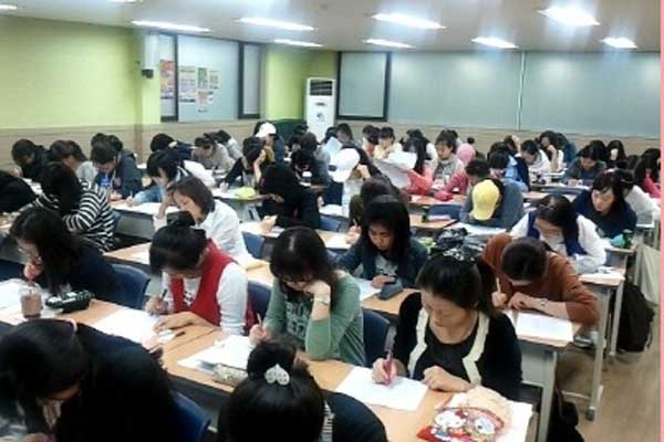 ▲ 서울시내 한 고시학원의 모습. 내년부터 5급 공채시험에 합격한 뒤 장교로 임관하면 중위 계급장을 단다.