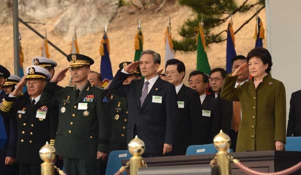 ▲ 사관학교 임관식에서 거수경례로 화답하는 박근혜 대통령. [사진: 청와대]