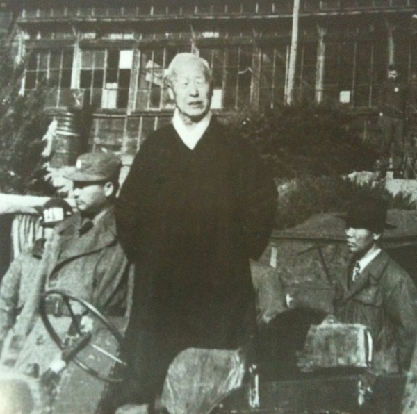 ▲ 6.25전쟁 당시 전선을 시찰 중인 이승만 대통령. 이승만 대통령은 전쟁 중 2주에 한 번 씩은 반드시 최전선을 찾아 장병들을 격려했다.