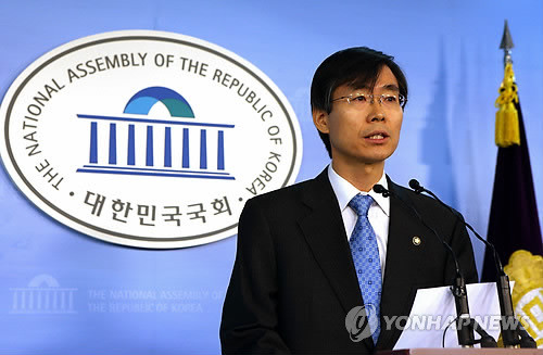 ▲ 조경태 민주당 최고위원이 2일 오전 국회 정론관에서 기자회견을 열어 대선 재도전 의사를 밝힌 문재인 의원에 대해 자숙할 것을 촉구하고 있다.ⓒ연합뉴스ⓒ연합뉴스