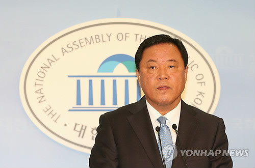 ▲ 새누리당과 선진통일당이 합당에 합의한 가운데 선진통일당 류근찬 전 의원이 지난해 12월 30일 오전 국회 정론관에서 기자회견을 갖고 합당과정에 참여하지 않을 것을 선언하고 있다.ⓒ연합뉴스