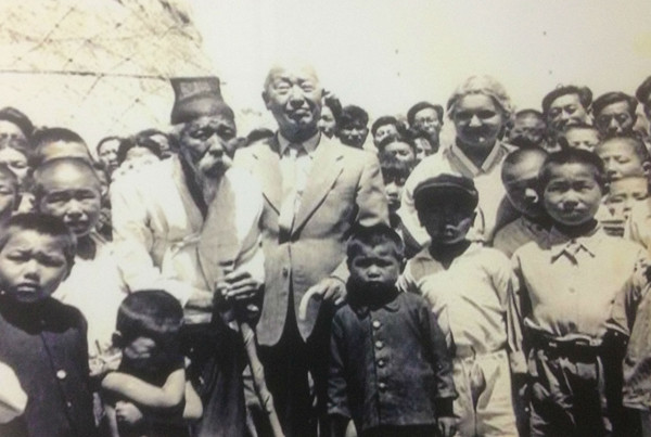 ▲ 부산으로 피난간 이승만 대통령 부부가 거제도를 방문했다.(1951)