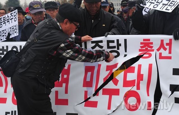 ▲ 2일 국회 앞에 모인 어버이연합 회원들ⓒ이종현