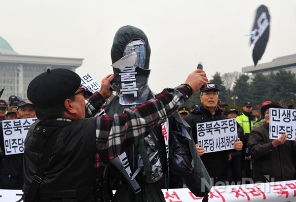 ▲ 2일 국회 앞에 모인 어버이연합 회원들ⓒ이종현