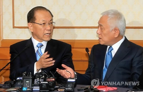 ▲ 새누리당 황우여 대표와 민주당 김한길 대표가 2일 오후 국회 본관 귀빈식당에서 열린 4자회담에서 얘기를 나누고 있다. ⓒ연합뉴스