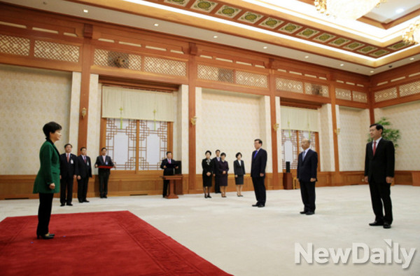 ▲ 박근혜 대통령은 2일 오후 청와대에서 김진태 검찰총장, 황찬현 감사원장, 문형표 보건복지부장관에게 임명장을 수여했다. ⓒ 뉴데일리(청와대 제공)