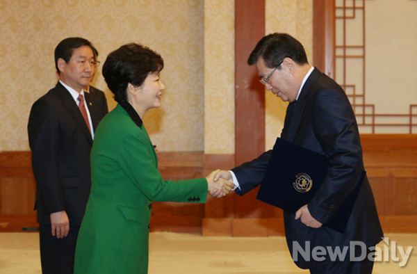 ▲ 박근혜 대통령이 2일 오후 청와대에서 황찬현 감사원장에게 임명장을 수여한뒤 악수하고 있다.ⓒ 뉴데일리(청와대 제공)